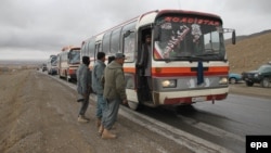 More than 400,000 undocumented Afghan migrants left Iran for Afghanistan so far in 2018, many of them in buses from Herat, near the Iranian border, to Kabul. (illustrative photo)