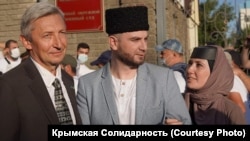 Эрнес Аметов с супругой Элеонорой и консулом Украины Тарасом Малышевским