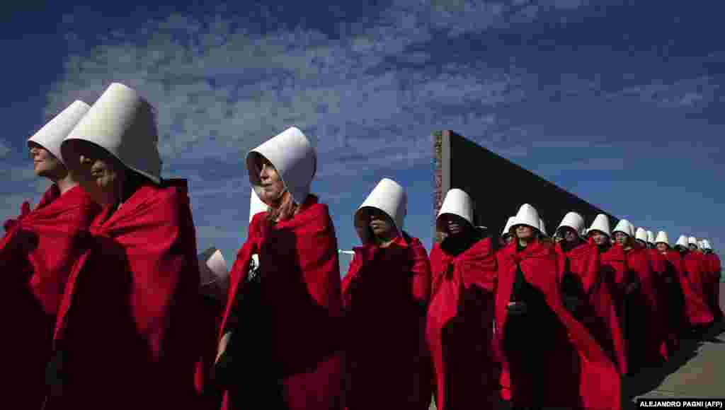 Argentinian activists in favor of the legalization of abortion dressed as characters from Canadian author Margaret Atwood&#39;s feminist dystopian novel The Handmaid&#39;s Tale perform at the Parque de la Memoria (Remembrance Park) in Buenos Aires on August 5. (AFP/Alejandro Pagni)