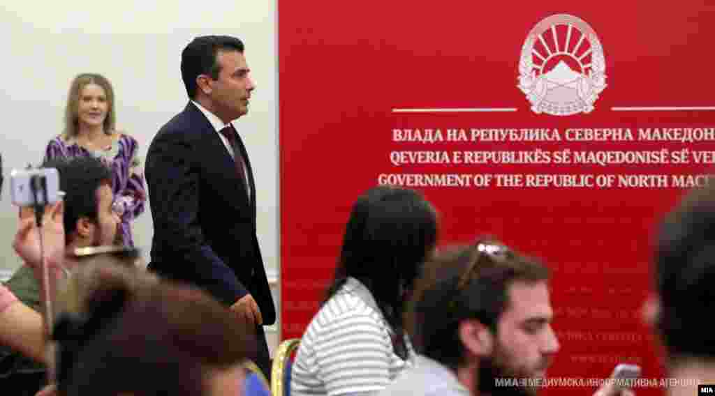 МАКЕДОНИЈА - Премиерот Зоран Заев за објавените аудио снимки на Јутјуб на која тој разговара со руски пранкери кои се претставуваат како украинскиот претседател Петро Порошенко и генералниот секретар на Алијансата, Јенс Столтенберг изјави дека причината поради која тој е избран е да се направи штета на евроатланската интеграција на земјата.