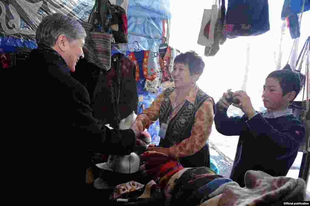 Атамбаев побывал на международной ярмарке, посвященной модной индустрии в Бишкеке. 