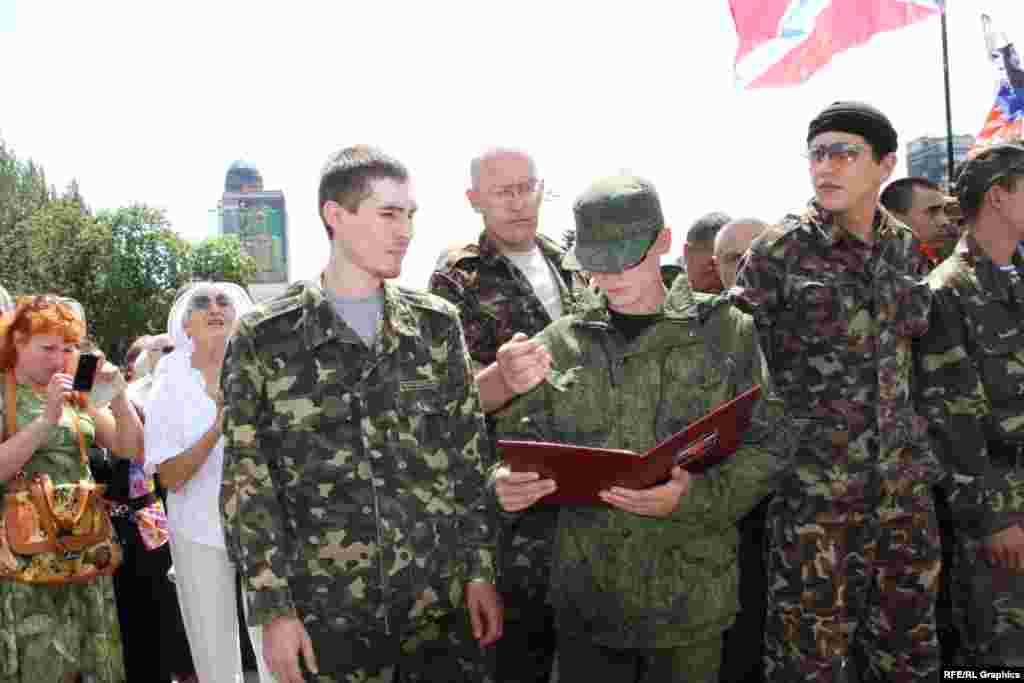 «Орыс православие армиясы» белсенділерінің ант беріп тұр.