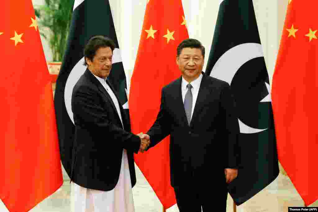КИНА / ПАКИСТАН - Кинескиот претседател Си Џипинг изјави дека ја следел внимателно ситуацијата во Кашмир и одлучил да го поддржи Пакистан во прашањата поврзани со неговите суштински интереси, објави официјалната новинска агенција Ксинхуа, пренесе Ројтерс.