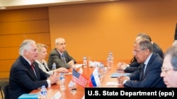 AQSh davlat kotibi Reks Tillerson (chapdan oldinda) va Rossiya tashqi ishlar vaziri Sergey Lavrov (o‘ngdan oldinda) 6 avgust kuni Manila shahrida uchrashdi.