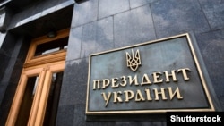 «Про шо це Саймон там написав – хай Саймон сам і коментує. Це не схоже на настрій президента», заявив радник президента
