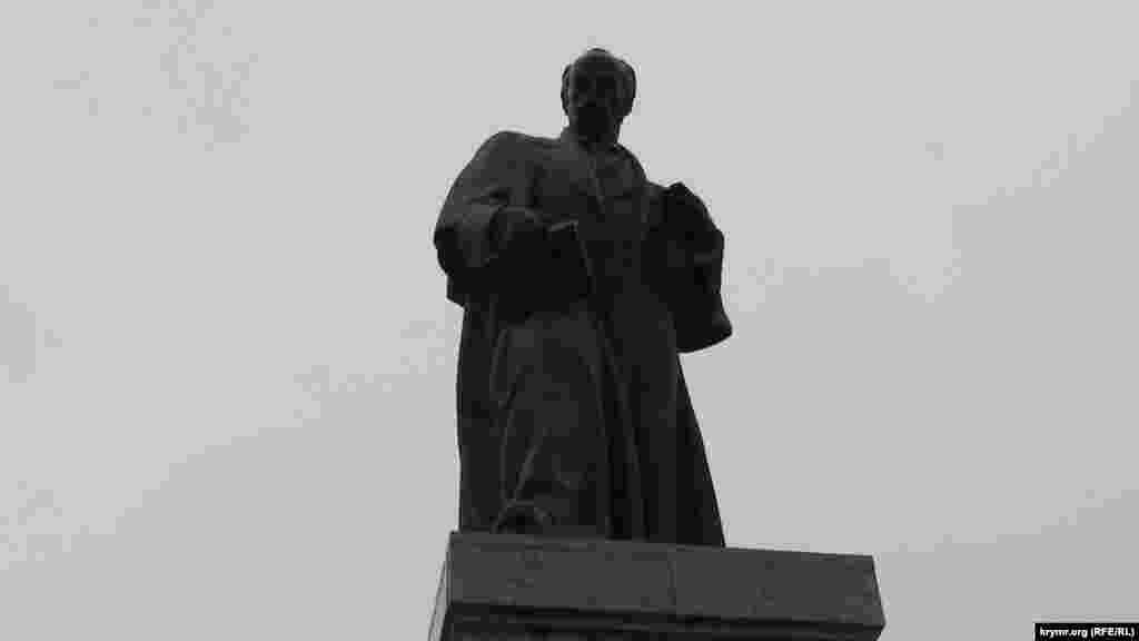 Памятник Тарасу Шевченко в Севастополе. Кобзарь «смотрит» на город