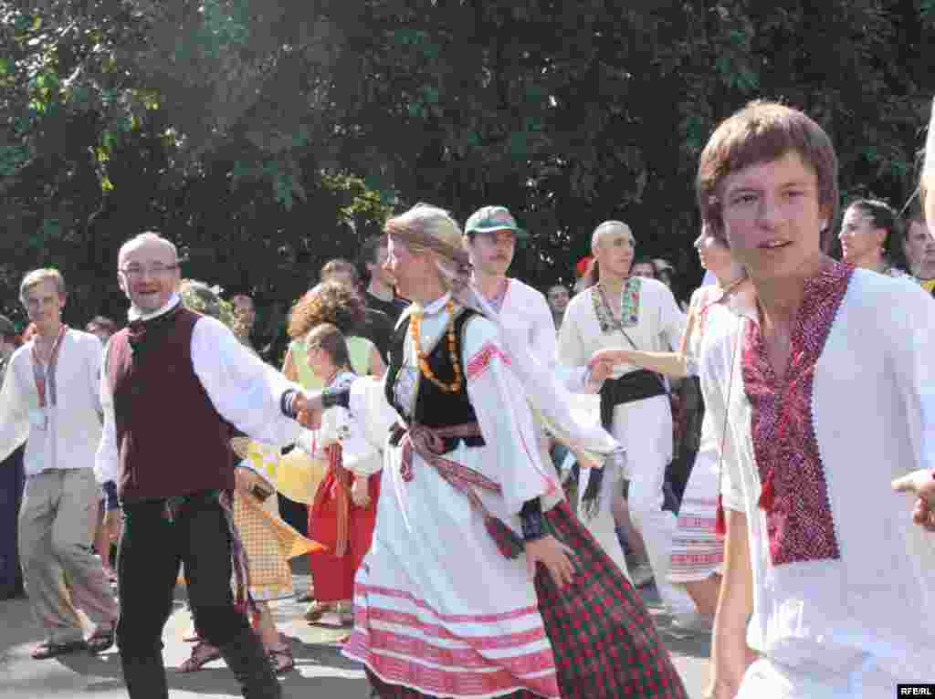 Усього за кілька десятків кроків можна навчитися танцювати національні балтійські танці.
