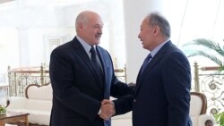 Курманбек Бакиев Беларус президенти Александр Лукашенко менен. Минск, 2019-жылдын 6-августу.