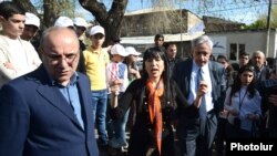 Armenia - Naira Zohrabian (C) and Vartan Oskanian (R) of the Prosperous Armenia Party hold an election campaign meeting in Yerevan, 26Apr2013.