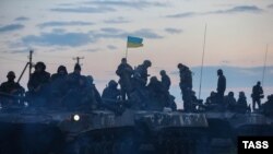 Украинские войска дислоцировались под Славянском в Донецкой области. 14 апреля 2014 года.