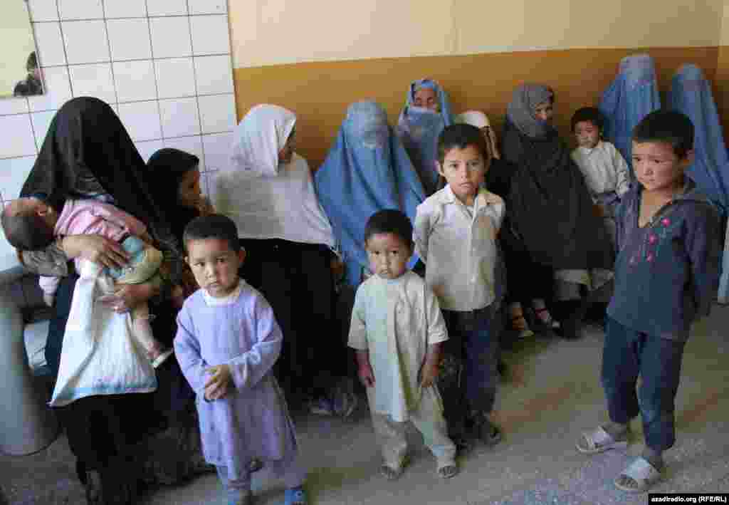 Mothers and children at a UN camp for displaced persons. Photo by RFE/RL's Radio Free Afghanistan