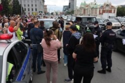 Полиция в Новосибирске пытается задержать водителя поддержавшего протестующих
