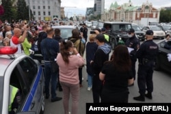 Полиция в Новосибирске пытается задержать водителя поддержавшего протестующих