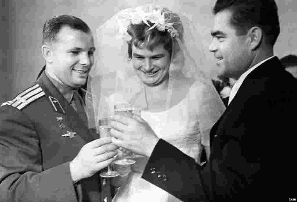 Гагарын віншуе касманаўтаў Валянціну Церашкову і Андрыяна Нікалаева з шлюбам, 3 лістапада 1963 году. За некалькі месяцаў да гэтага Церашкова стала першай жанчынай у космасе