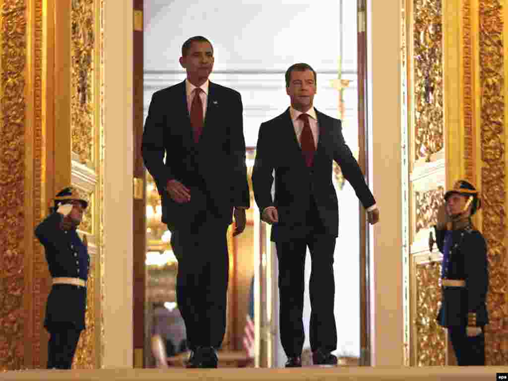 Претседателите на Русија и САД во Кремљ - Russian President Dmitry Medvedev (R) and US President Barack Obama arrive for the signing ceremony of the Joint Understanding on Strategic Arms Reduction and joint press conference in Moscow Kremlin, Russia 06 July 2009. Barack Obama is on a working visit in Russia. EPA/ANASTASIA MALTSEVA 
