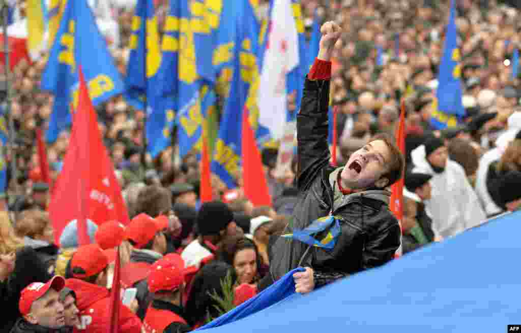100 тисяч осіб взяли участь у ході проти призупинення підготовки до підписання угоди про асоціацію з ЄС у Києві, 24 листопада 2013 року