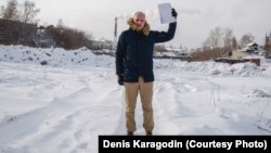 Денис Карагодин с актами о расстрелах на Каштачной горе в Томске, где тайно хоронили тела казненных в застенках НКВД