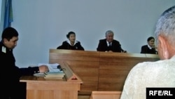 Идет заседании Алматинской областной коллегии по уголовным делам. В центре - председатель коллегии Ержан Тоттыбайтеги. Талдыкорган, 6 октября 2009 года. 