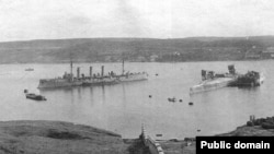 Крейсер «Кагул», который в 1918 году использовался как спасительный корабль, и поднятый корпус линкора «Императрица Мария». Северная бухта Севастополя, апрель 1918 года