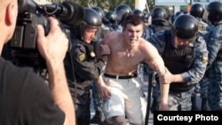 Денис Луцкевич на Болотной площади во время задержания, 6 мая 2012 года 
