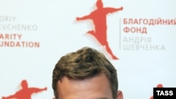 Андрей Шевченко в последнее время вынужден проводить много времени вне футбольного поля - фотосессии, съемки, многочисленные пресс-конференции...
