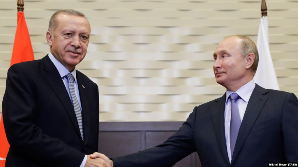 Russian President Vladimir Putin (right) and Turkish President Recep Tayyip Erdogan meet in Sochi on October 22.