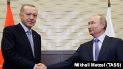 Russian President Vladimir Putin (right) and Turkish President Recep Tayyip Erdogan meet in Sochi on October 22.