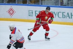 Александр Лукашенко играет в хоккей