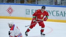 Александр Лукашенко считает, что коронавирус вылечат водка, сауна и игра в хоккей