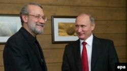 რუსეთის პრეზიდენტ ვლადიმერ პუტინის და ახლა ირანის უზენაესი ხელმძღვანელის, აიათოლა ალი ხამენეის, უფროს მრჩეველი ალი ლარიჯანის (მაშინ პარლამენტის სპიკერი) შეხვედრა სოჭში 2015 წელს. 