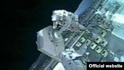 Астронавты проверяют транспортную систему грузового отсека шаттла Discovery. Фото NASA TV