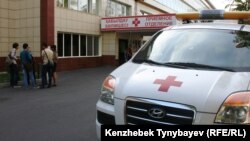 Автомобиль скорой помощи у здания больницы в Алматы. Иллюстративное фото.