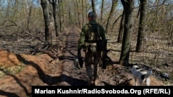 Українські військовий йде по дорозі до стрілкової позиції поблизу міста Попасна, Луганська область, 18 квітня 2019 рік
