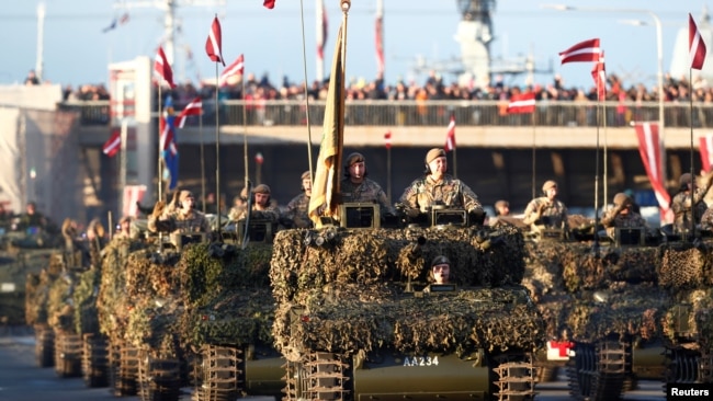 Військовий парад на честь сторіччя Латвії в Ризі, Латвія, 18 листопада 2018 року
