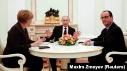Германия канцлері Ангела Меркель және Франция президенті Франсуа Олланд Кремльде Ресей президенті Владимир Путинмен (соддан оңға) кездесіп отыр. Мәскеу, 6 ақпан 2014 жыл.