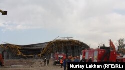 На месте обрушения части дорожной развязки в Алматы. 24 апреля 2015 года.