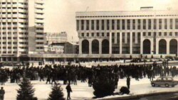 "Желтоқсан желі". Орындаушылар - Әбиірбек Тінәлиев пен Майра Тінәлиева.