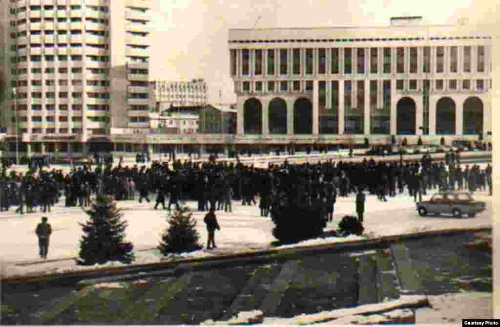 Демонстрация на центральной площади в Алматы. Там же машина милиции и милиционеры. Фото из Центрального государственного архива.