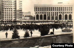 1986 жылғы Желтоқсан оқиғасы кезінде Алматының орталық алаңынан түсірілген сурет.