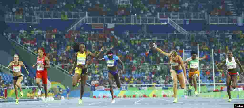 Elaine Thompson of Jamaica (3rd left) runs to win the gold in the women&#39;s 200-meter final, ahead of silver-medalist Dafne Schippers of the Netherlands (3rd right) and bronzemedalist Tori Bowie of the United States (center).&nbsp;