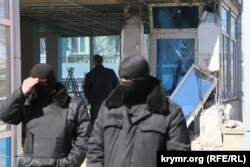 Невідомі люди з кийками біля місця знесення торгового центру в Сімферополі