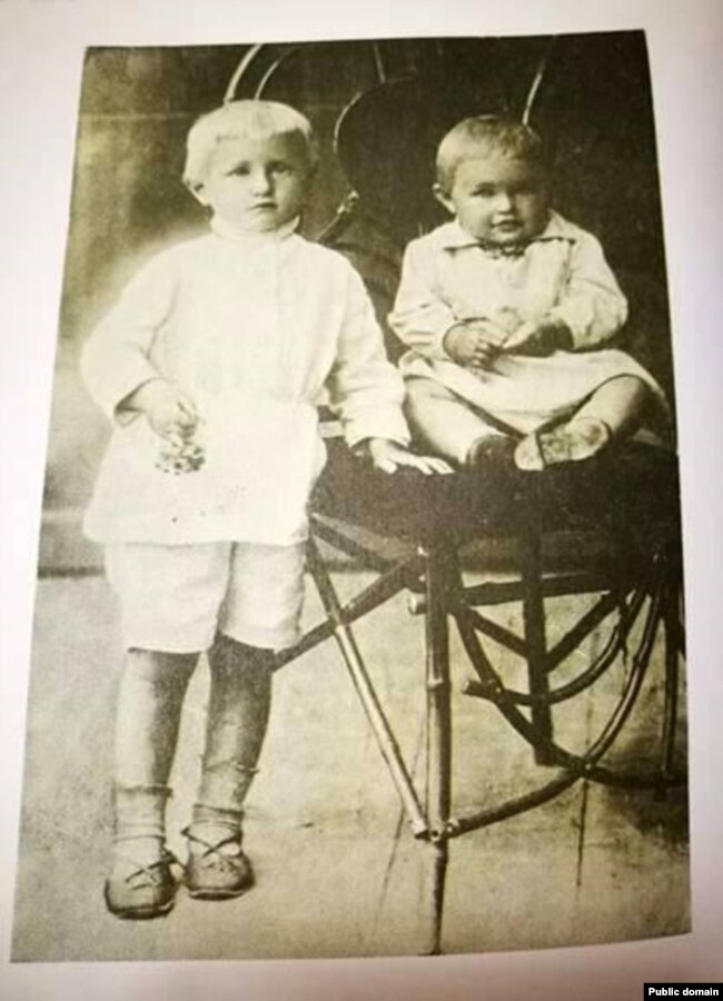 Figli dello scrittore Slava e Rada.  1929 anni