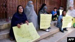 Members of the Hazara community of Shi'ite Muslims protest against the killing of Hazaras in Quetta.
