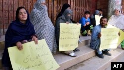 جليله حېدر (په تورو جامو کې) د نه خوړو هړتال کړی