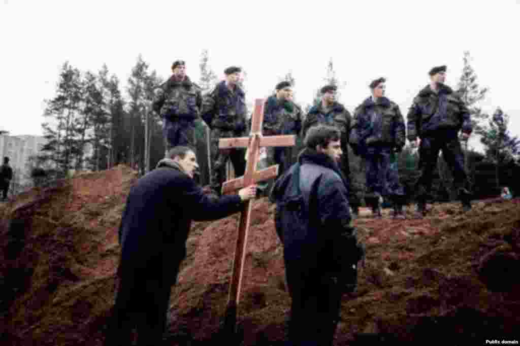Акцыя абароны Курапатаў падчас будаўніцтва Менскай кальцавой дарогі.&nbsp;8 лістапада 2001