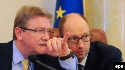 Глава ведомства Европейского союза по вопросам расширения Штефан Фюле (слева) и премьер-министр Украины Арсений Яценюк.
