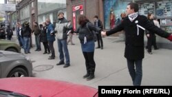 Участники флеш-моба "Белая Дума". Москва, ул. Тверская, 11 апреля 2012 года