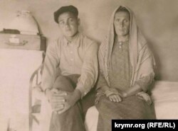 Рефат Муслимов с мамой, 1949 год. Фото из семейного архива