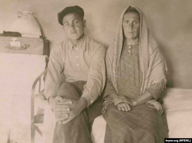 Рефат Муслимов с мамой, 1949 год. Фото из семейного архива