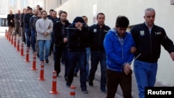 Сотрудники турецкой полиции ведут подозреваемых «гюленистов».